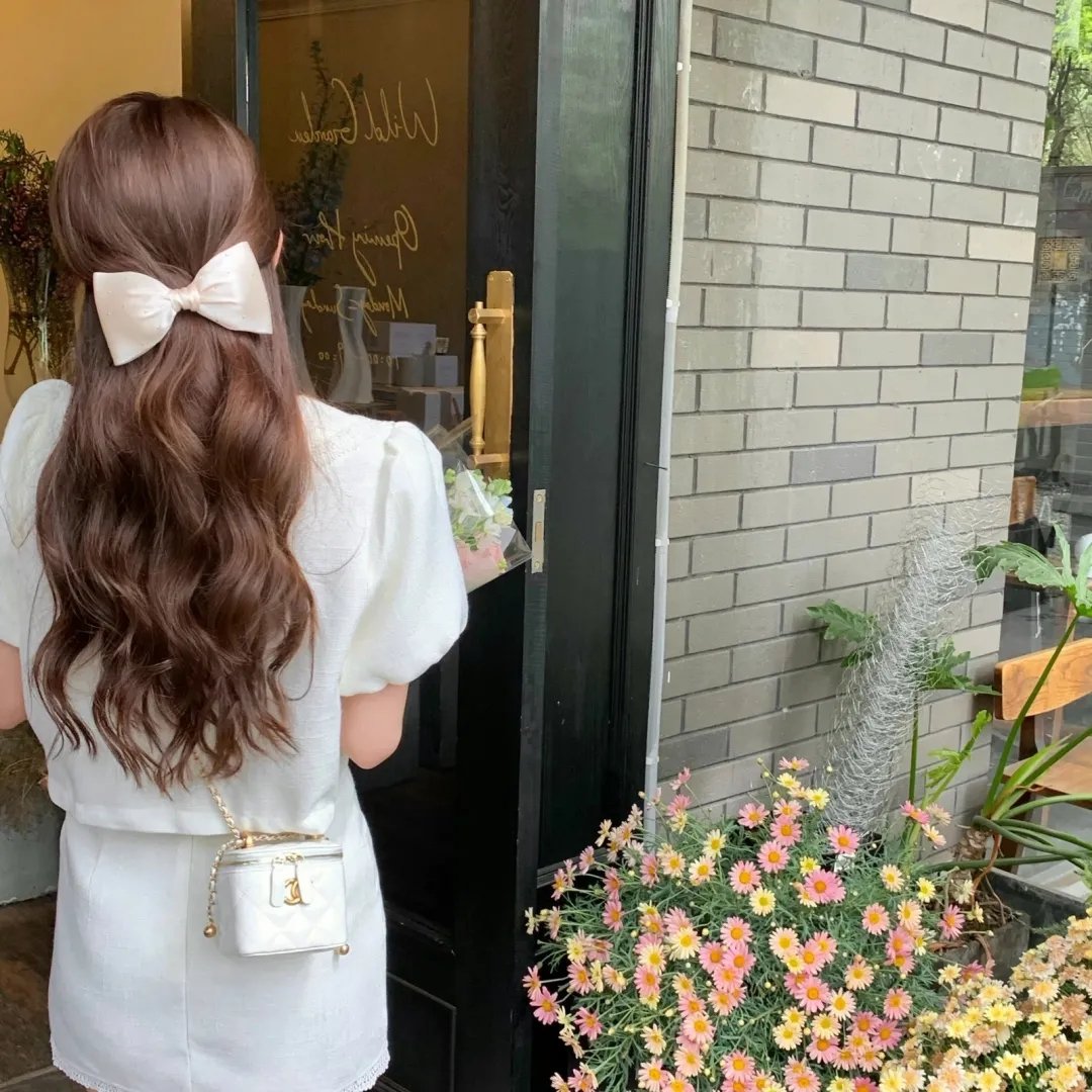 庭院里的女人